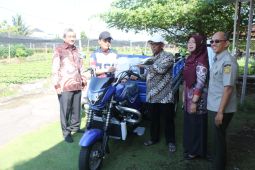 Pemkot Pontianak serahkan bantuan kendaraan roda tiga untuk Gapoktan Dharma II