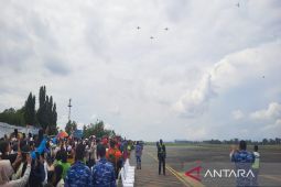 Jupiter Aerobatic Team TNI AU manuver presisi hibur masyarakat Kalsel