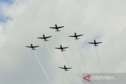 Jupiter Aerobatic Team atraksi udara hibur masyarakat di Lanud Sjamsudin Noor