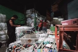 Menaklukkan gunungan sampah melalui ekonomi sirkular