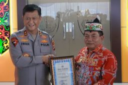 Bupati Kapuas terima penghargaan dari Kapolda Kalteng