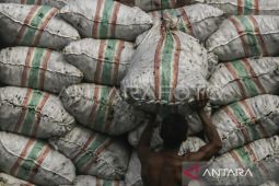 Berikan perlindungan maksimal, BKHIT Maluku kawal pengiriman 12 ton kopra ke Surabaya