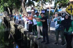 DLH Pontianak uji coba penaburan ecoenzym bersihkan parit dan kurangi bau