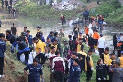 Mahasiswa dan TNI-Polri bersihkan sungai di Kudus