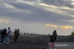 Sampah di Pantai Apra Cianjur ditangani secara gabungan