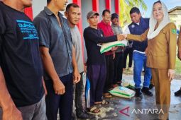 Pemkab Natuna salurkan bantuan beras ke keluarga rawan pangan kronis