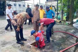 Kabel optik hambat saluran drainase di Tanjungpinang