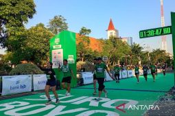 Sekitar 400 pelari dari total 2.750 peserta Suroboyo 10K finis di bawah 45 menit