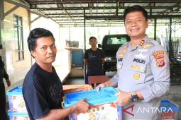 Polres Cianjur salurkan bantuan sembako bagi pekerja pabrik tahu-tempe