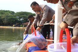 Kapolda Babel kembali tebar ribuan ikan di kolam Bhaypark jelang lomba mancing 2026
