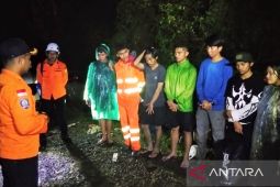 SAR evakuasi pendaki mengalami hipotermia dari Gunung Simalopu