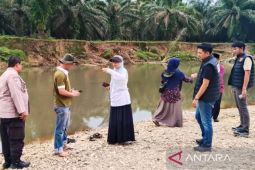 DLH Nagan Raya ambil sampel air telusuri kasus kematian ikan di Krueng Tadu