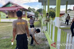 Polresta Ambon aksi bersih lingkungan di Mamala-Morela dan pererat kemitraan dengan warga