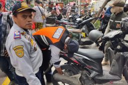 Alasan petugas cabut pentil ratusan motor di Kembangan