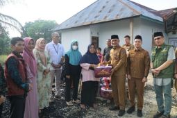 Bupati Sarolangun serahkan bantuan kepada korban kebakaran