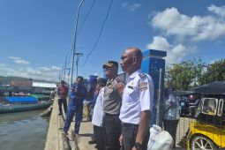 Warga Gorontalo Utara masih memantau pasang surut air laut pascagempa