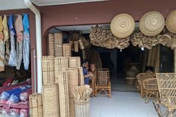 Di sela mengajar, guru perbatasan menjaga anyaman bidai tetap hidup