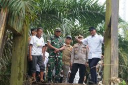 Tinjau jembatan putus Bupati Sarolangun sarankan warga pakai perahu untuk sementara
