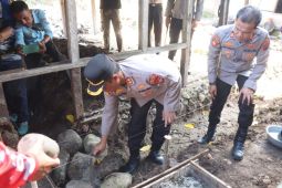 Kapolres Pasaman Barat lakukan peletakan batu pertama bedah rumah di Kecamatan Kinali