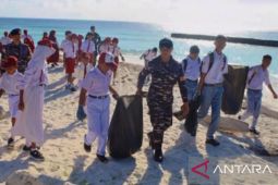 TNI AL lakukan bersih pantai Pulau Buru sambut Hari Lingkungan Hidup