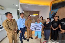 Plt Bupati Sitaro serahkan bantuan bencana kepada ahli waris