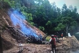 Jalan provinsi penghubung Lubuk Basung-Bukittinggi tertimbun tanah longsor