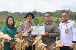 Pemkab salurkan bantuan sarprodi ke poktan binaan Polres Gumas