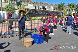 Harga anjlok, petani di Jember bagikan timun gratis ke warga
