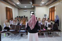 Dinsos Kota Tangerang latih bahasa isyarat pada petugas pelayanan dinas