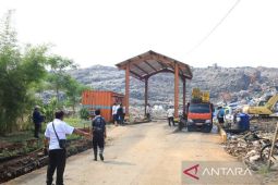 DLH Kota Tangerang luncurkan fasilitas pencucian truk sampah di TPA