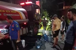 Pemkot Medan kerahkan  mobil damkar salurkan air bersih untuk warga