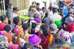 Polda Papua Tengah sarlurkan 100 paket bansos kepada pedagang pasar