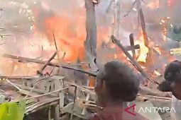 Damkar Cianjur turunkan satu unit mobil dan empat petugas padamkan kebakaran Cibaregbeg