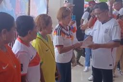 Pemkot Ambon serahkan bantuan modal usaha untuk 250 UMKM