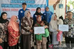Wabup Situbondo salurkan bansos ASPD kepada penyandang disabilitas