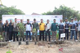 Pemkab Bekasi lakukan penghijauan bantaran saluran sekunder Sukatani