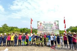 Pemkab-Polres Bangka Barat tanam pohon buah di lahan reklamasi