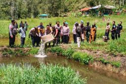 Polda Papua Tengah beri bantuan produktif dorong ekonomi warga Paniai