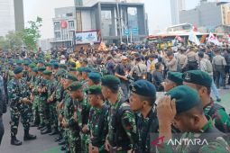Massa aksi unjuk rasa tertahan masuk ke kawasan Bundaran HI