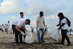 KKP-DANA dukung ekonomi biru lewat bersih Pantai Petitenget