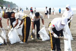 KKP dan DANA kolaborasi kumpulkan 317 kilogram sampah di Pantai Petitenget
