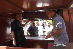 Pemkab Gorontalo salurkan 66 gerobak UMKM kawasan kuliner Limboto