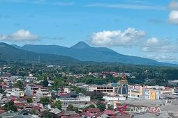Pendaki diimbau jauhi radius 1,5 kilometer Gunung Soputan
