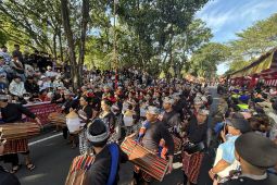 Ribuan wisatawan domestik dan macanegara padati pawai pembukaan Pesta Kesenian Bali