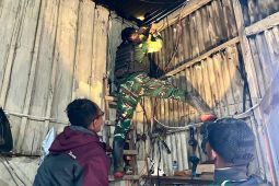 Satgas Yonif 511/DY perbaiki instalasi listrik warga Tiom Lanny Jaya