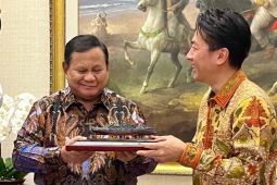 Prabowo terima suvenir kapal perang Mikasa dari Menhan Jepang