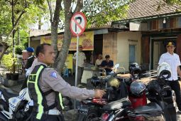 Petugas gabungan Dishub tingkatkan ketertiban parkir di kawasan perkotaan Tulungagung