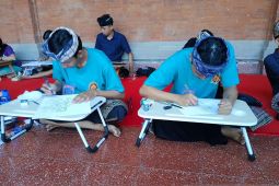 Anak muda berkompetisi lukis wayang klasik di Pesta Kesenian Bali