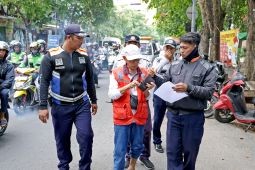 Rompi QRIS di ujung jalan