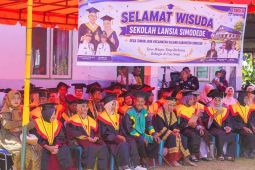 Sebanyak 57 peserta didik sekolah lansia di Pulau Simeulue diwisuda